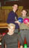 Acke och Freddie fixar bowlingbröst på Freddie, medan Jeppsson sticker upp i förgrunden
