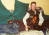Lars sittande med Mike Almayehu (känd från TV-serien 'Det nya landet') i knät